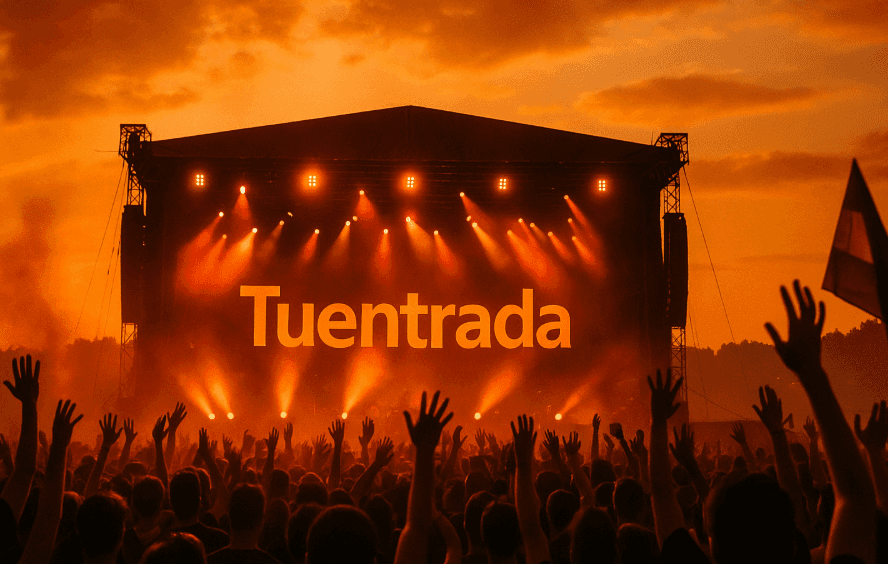 Escenario iluminado con luces naranjas durante un concierto en Argentina con pantalla LED que muestra Tuentrada, plataforma de ticketing y venta de entradas digitales
