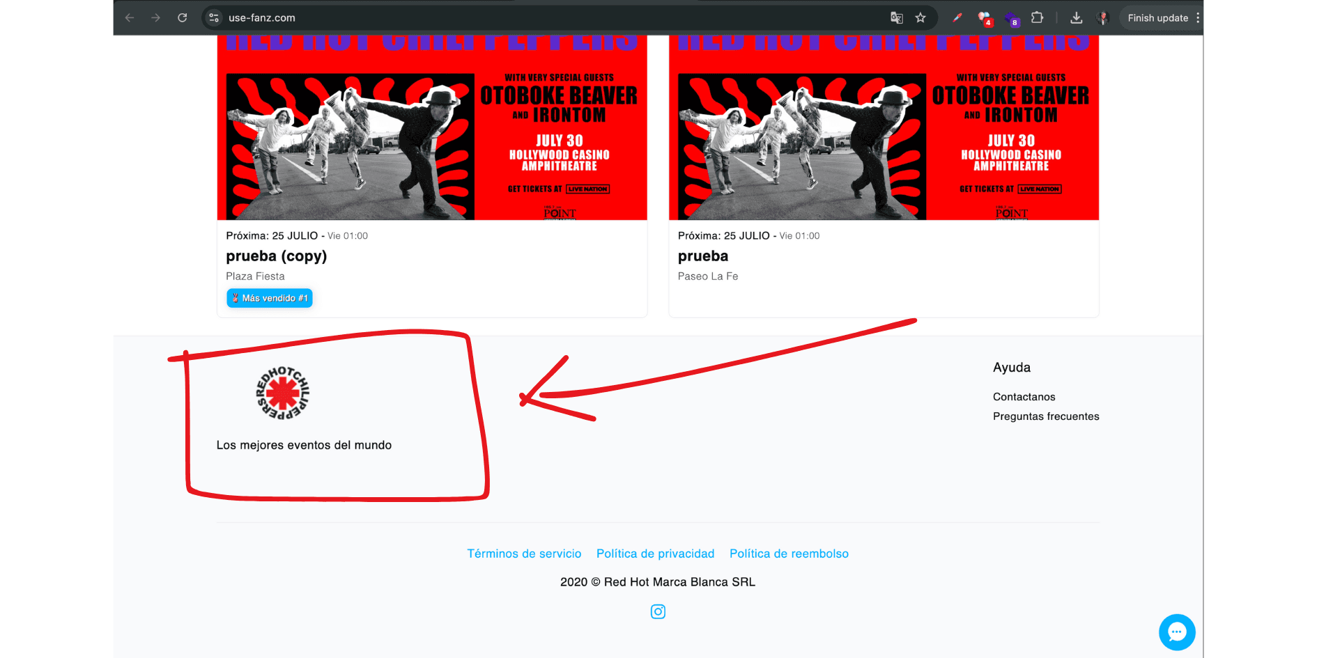 captura de pantalla del sitio marca blanca con una flecha apuntando al pie de página